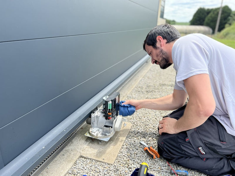 Comment huiler un portail coulissant électrique ?
