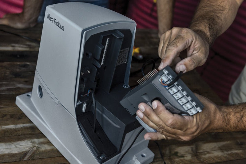 Réinitialiser un moteur de portail NICE : reset BlueBUS complet