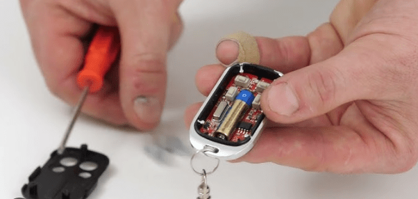 Comment changer la pile d'une télécommande de portail