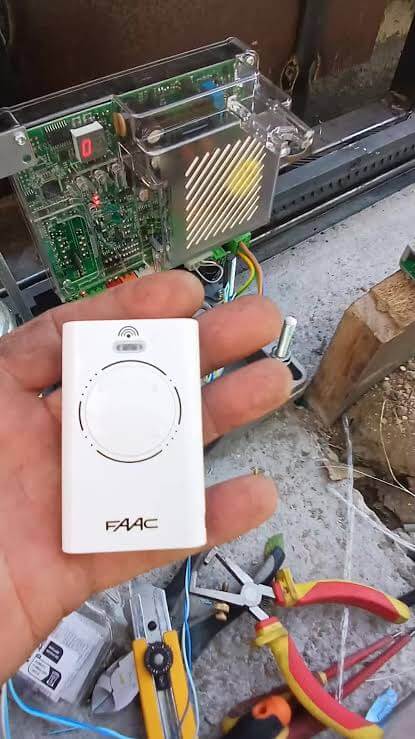 Comment programmer une télécommande FAAC : XT, XTO, SLH et DS