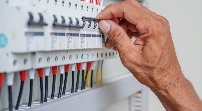 Quel disjoncteur pour un portail électrique ? Guide complet